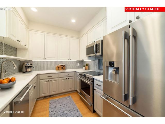 242 S SWEENEY St, Portland, OR 97239