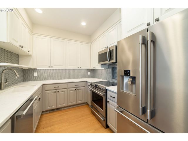 242 S SWEENEY St, Portland, OR 97239