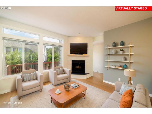 242 S SWEENEY St, Portland, OR 97239