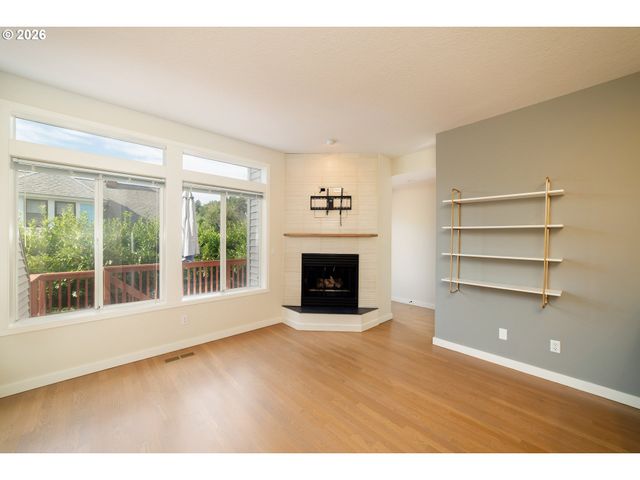 242 S SWEENEY St, Portland, OR 97239