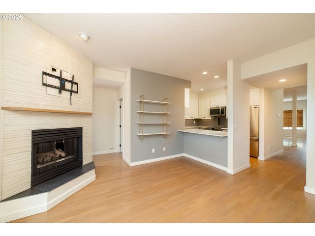 242 S SWEENEY St, Portland, OR 97239