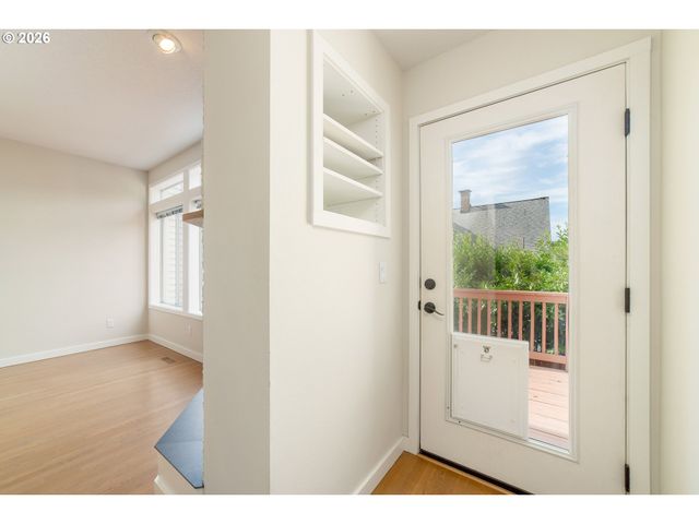 242 S SWEENEY St, Portland, OR 97239