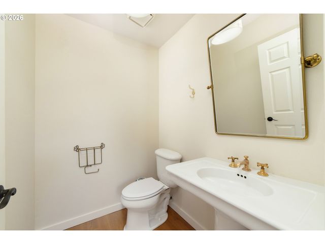 242 S SWEENEY St, Portland, OR 97239