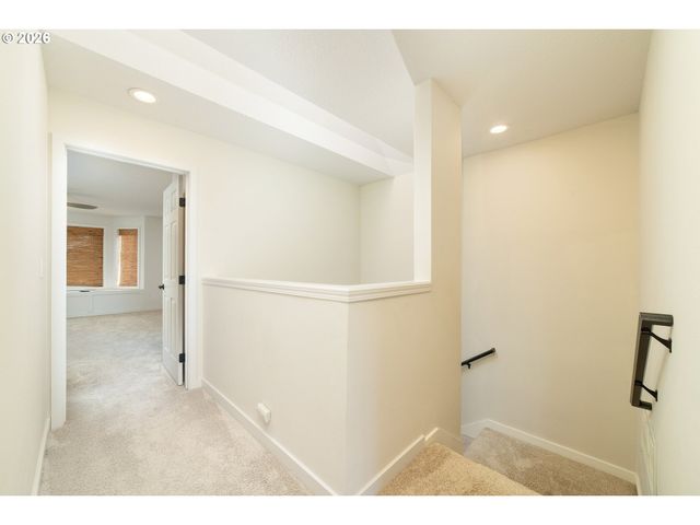 242 S SWEENEY St, Portland, OR 97239