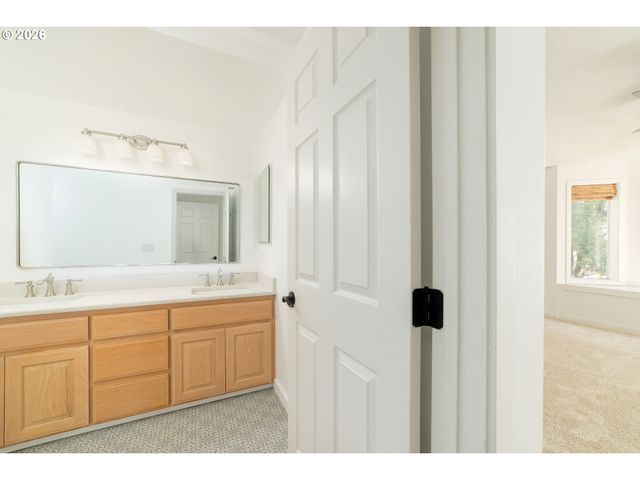 242 S SWEENEY St, Portland, OR 97239