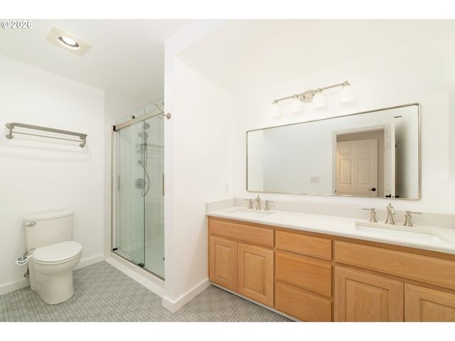 242 S SWEENEY St, Portland, OR 97239