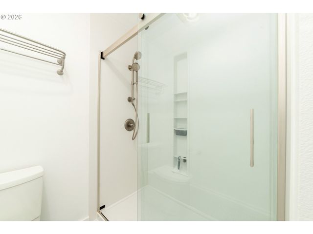 242 S SWEENEY St, Portland, OR 97239