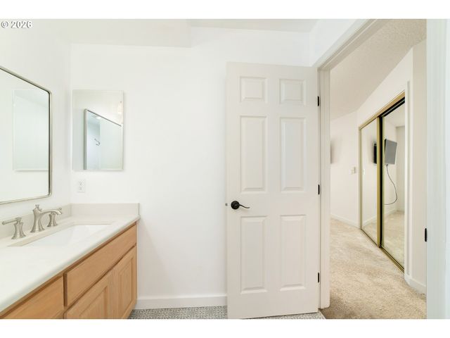 242 S SWEENEY St, Portland, OR 97239