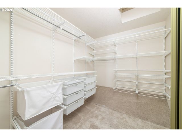 242 S SWEENEY St, Portland, OR 97239