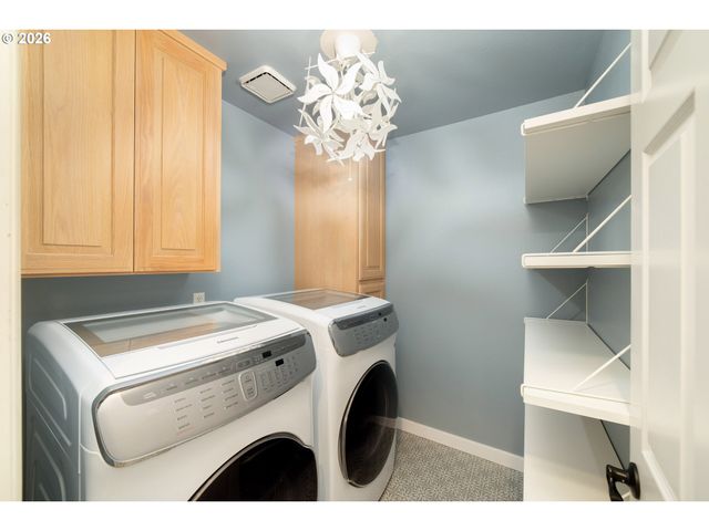 242 S SWEENEY St, Portland, OR 97239