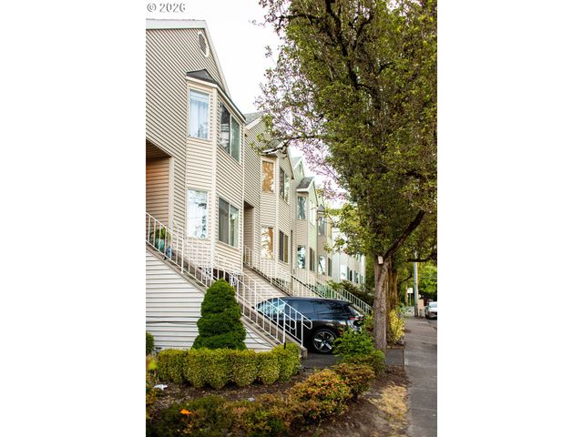 242 S SWEENEY St, Portland, OR 97239