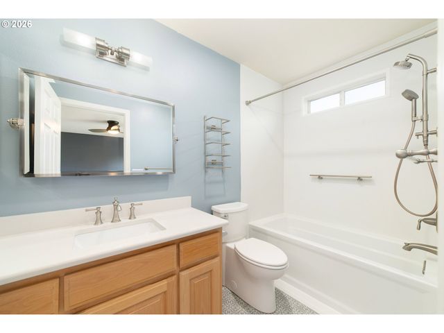 242 S SWEENEY St, Portland, OR 97239