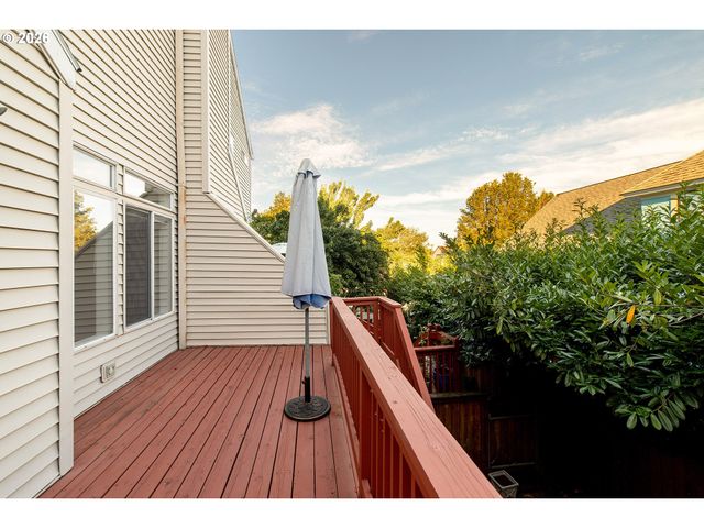 242 S SWEENEY St, Portland, OR 97239