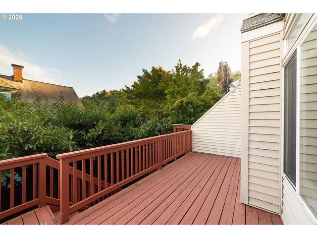 242 S SWEENEY St, Portland, OR 97239