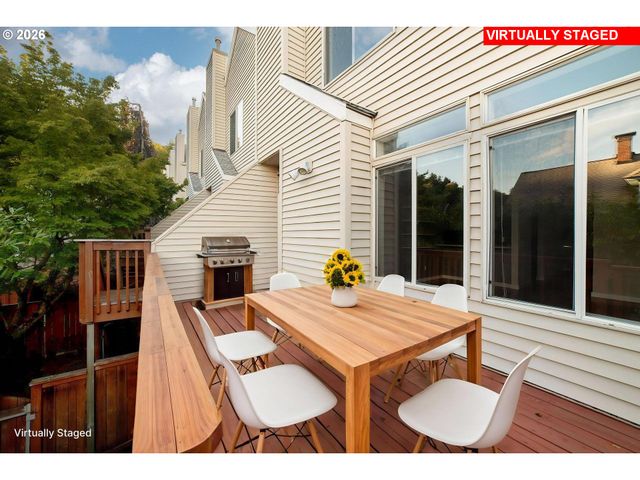 242 S SWEENEY St, Portland, OR 97239