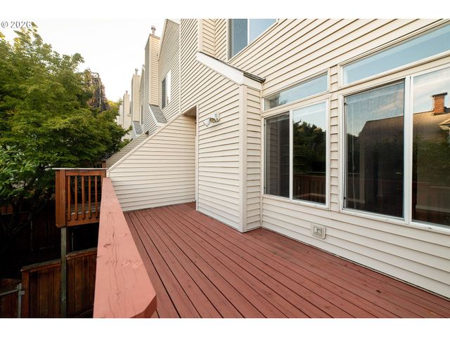 242 S SWEENEY St, Portland, OR 97239