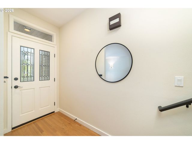 242 S SWEENEY St, Portland, OR 97239