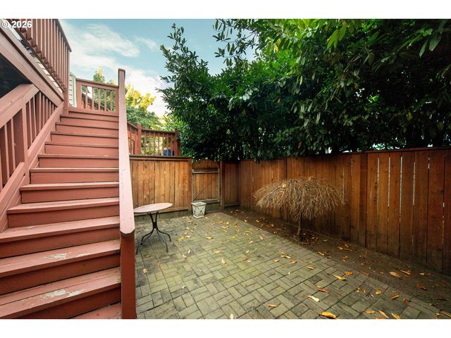 242 S SWEENEY St, Portland, OR 97239