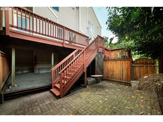 242 S SWEENEY St, Portland, OR 97239