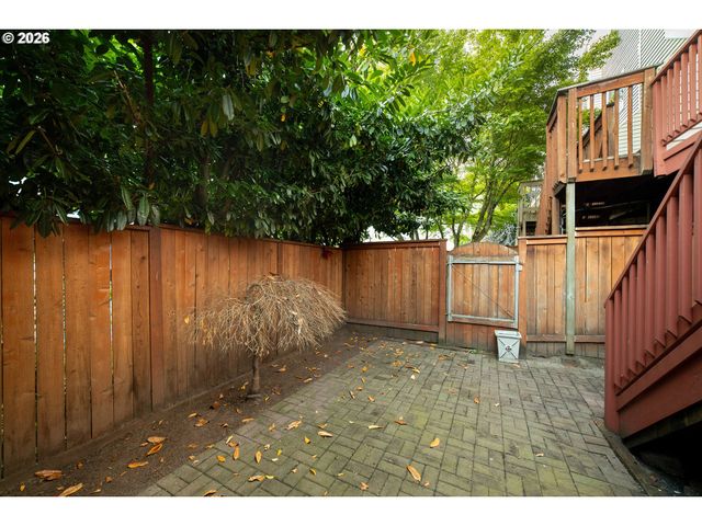 242 S SWEENEY St, Portland, OR 97239