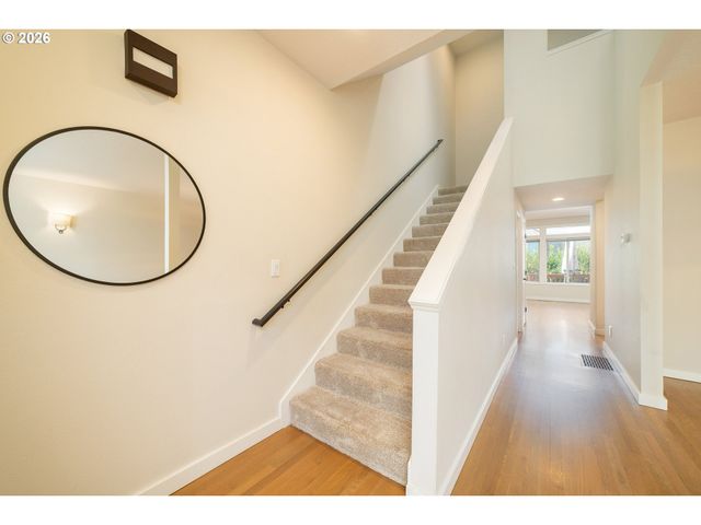 242 S SWEENEY St, Portland, OR 97239