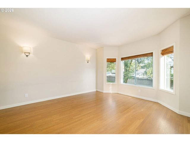 242 S SWEENEY St, Portland, OR 97239