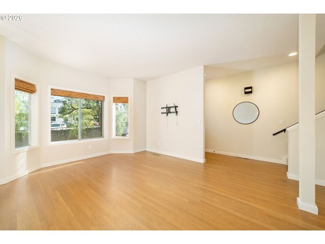 242 S SWEENEY St, Portland, OR 97239