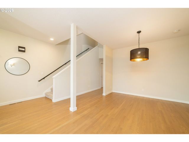 242 S SWEENEY St, Portland, OR 97239