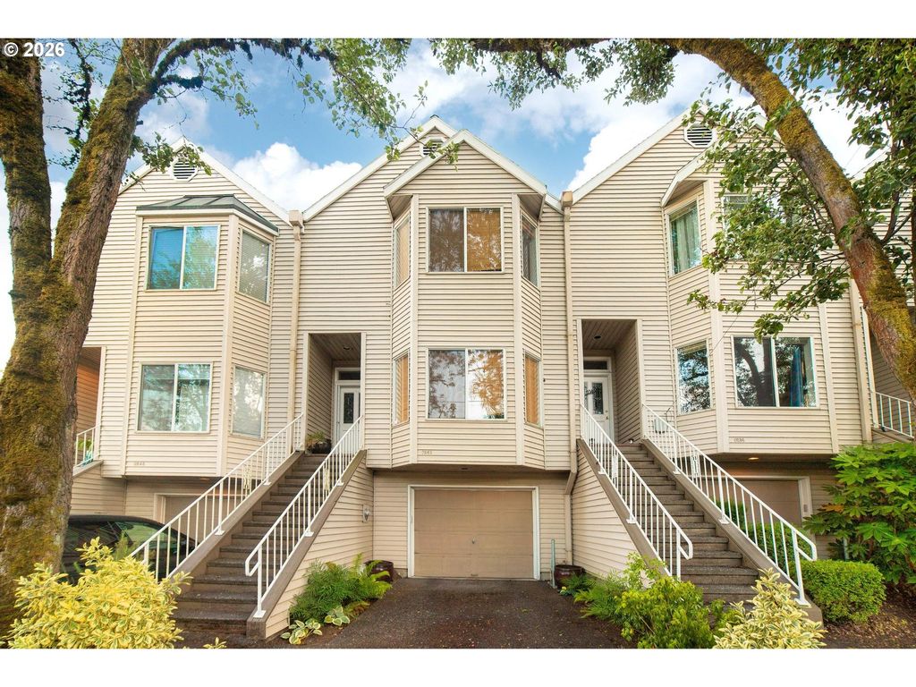 242 S SWEENEY St, Portland, OR 97239