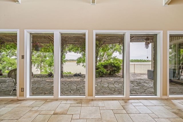 1517 Lakeview Court, Granbury, TX 76048
