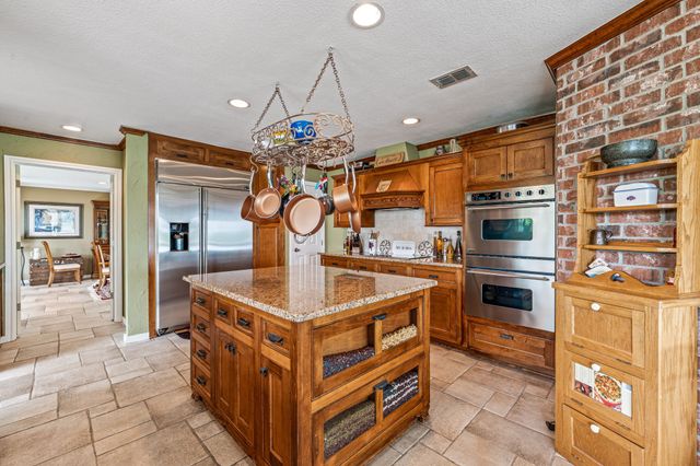 1517 Lakeview Court, Granbury, TX 76048