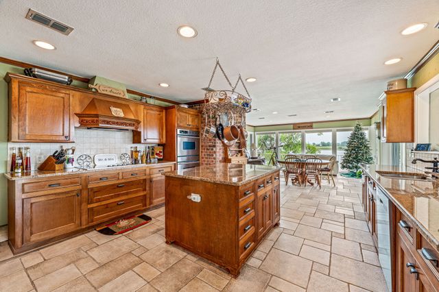 1517 Lakeview Court, Granbury, TX 76048