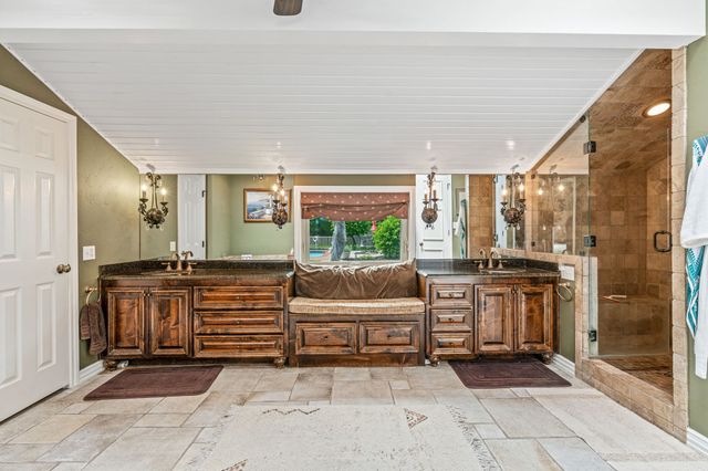 1517 Lakeview Court, Granbury, TX 76048