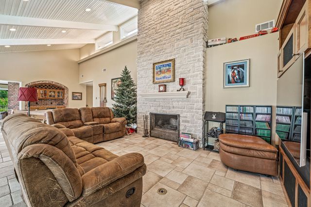 1517 Lakeview Court, Granbury, TX 76048