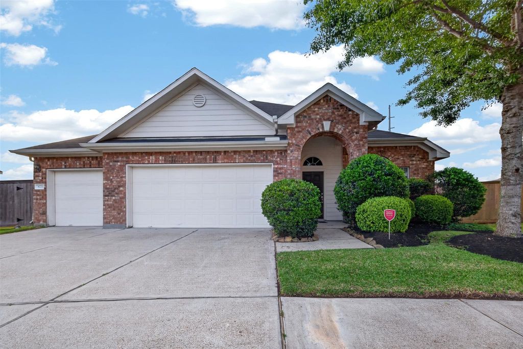 873 Grassy Knoll Trail, La Marque, TX 77568