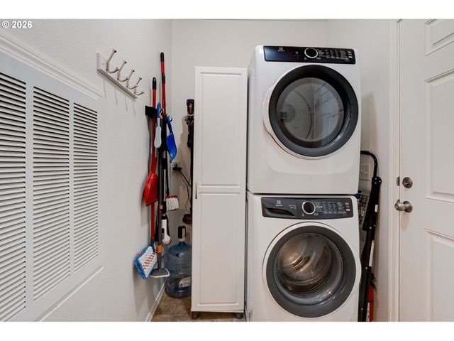 13900 Se HIGHWAY 212 185, Clackamas, OR 97015