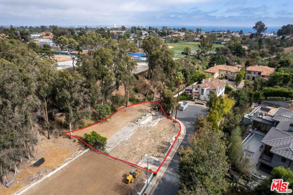 Image 1 of property listing at 722 Patterson Place, Pacific Palisades, CA 90272