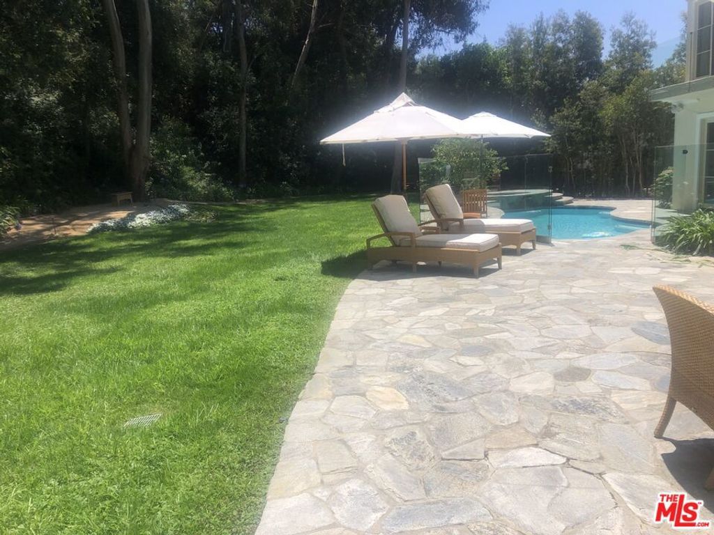 Image 11 of property listing at 722 Patterson Place, Pacific Palisades, CA 90272