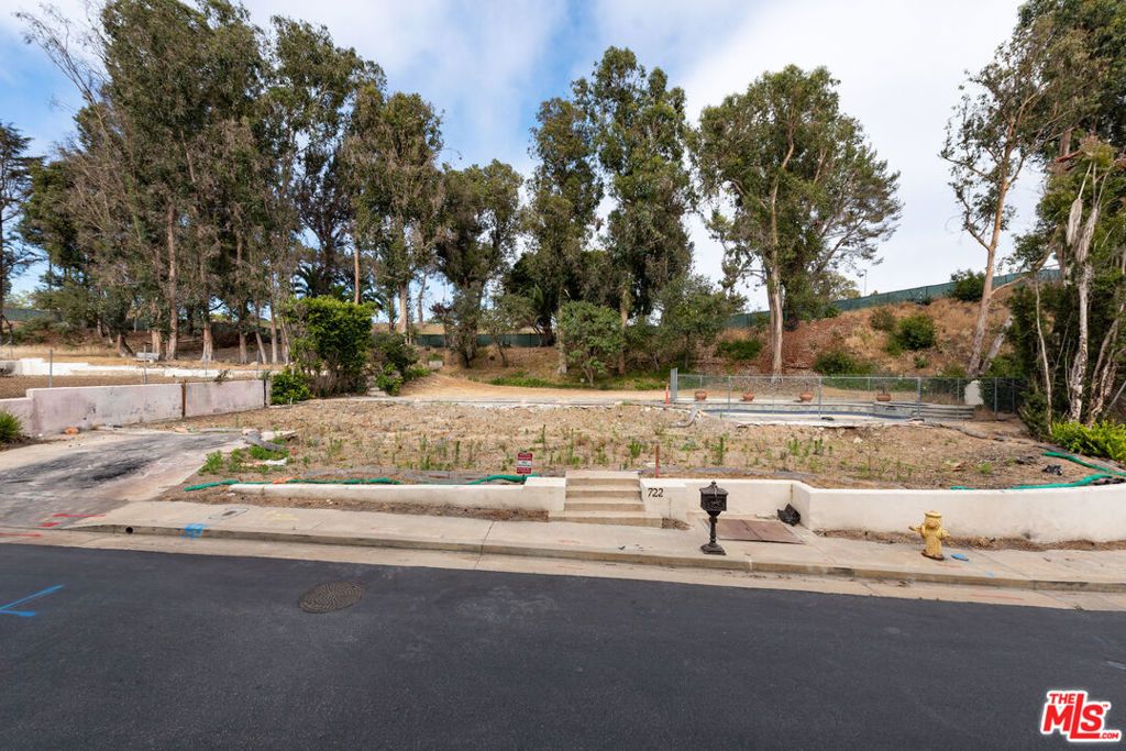 Image 3 of property listing at 722 Patterson Place, Pacific Palisades, CA 90272
