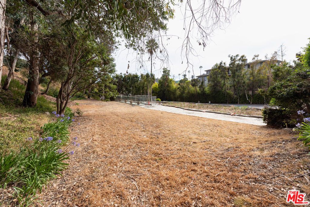 Image 6 of property listing at 722 Patterson Place, Pacific Palisades, CA 90272
