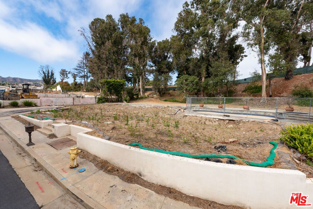 Image 7 of property listing at 722 Patterson Place, Pacific Palisades, CA 90272