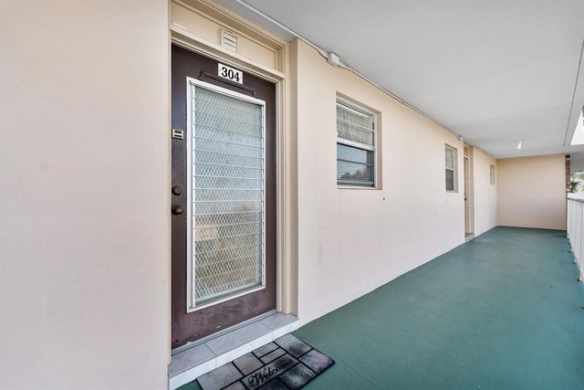 2900 NW 47th Terrace 304b, Lauderdale Lakes, FL 33313