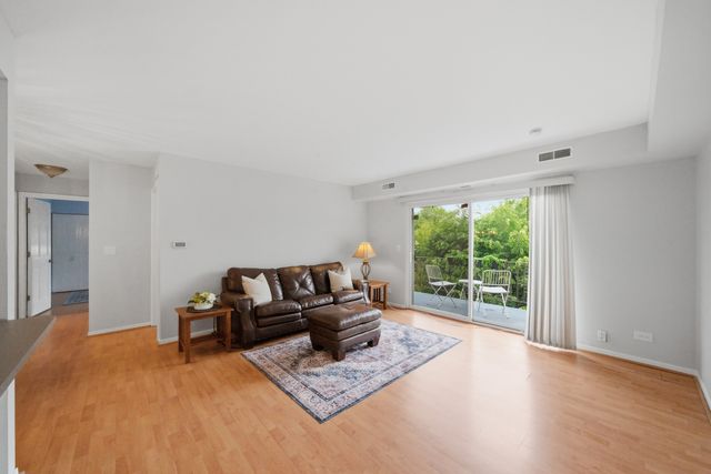 814 N River Road 3B, Mount Prospect, IL 60056