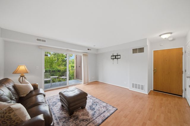 814 N River Road 3B, Mount Prospect, IL 60056