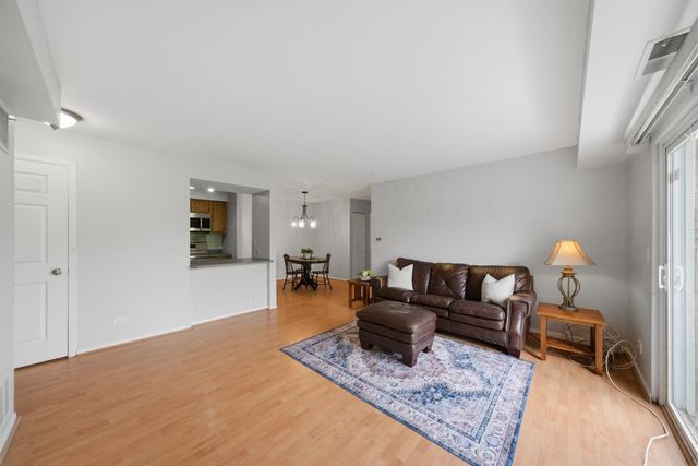 814 N River Road 3B, Mount Prospect, IL 60056