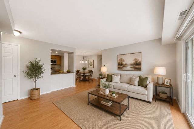 814 N River Road 3B, Mount Prospect, IL 60056