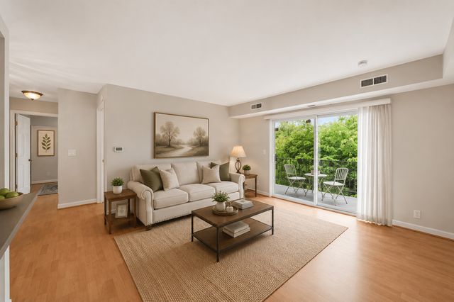 814 N River Road 3B, Mount Prospect, IL 60056