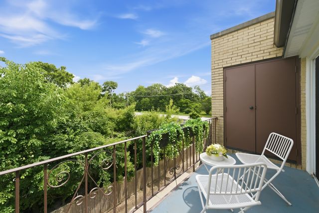 814 N River Road 3B, Mount Prospect, IL 60056