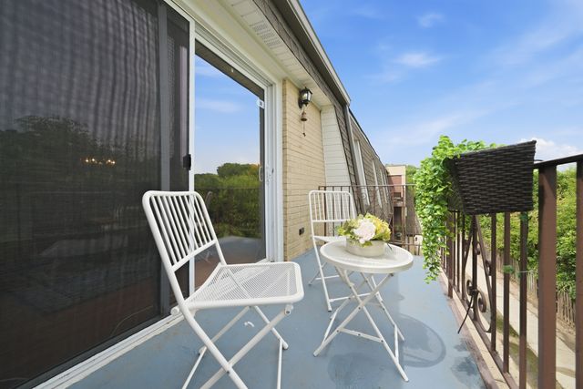 814 N River Road 3B, Mount Prospect, IL 60056