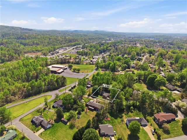 409 Walnut Place NE, Lenoir, NC 28645